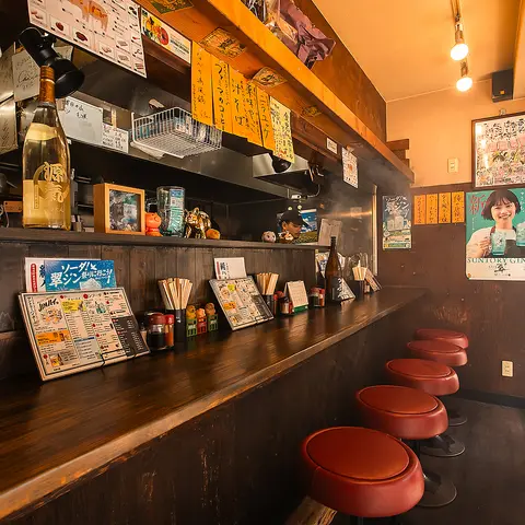 やきとん源氣の温かみのある店内